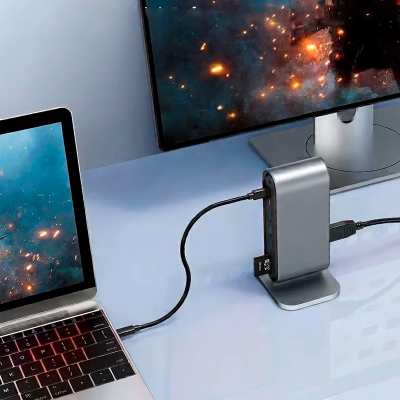 док-станція USB-C 12-в-1 з Gigabit Ethernet SD microSD та 3,5 мм